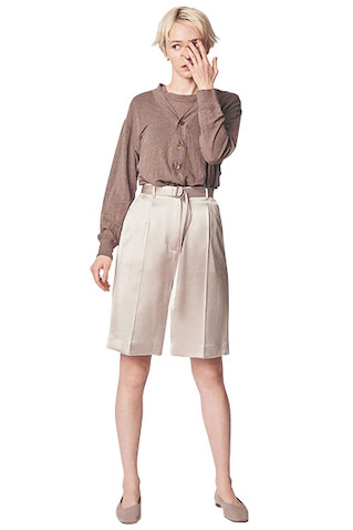 「光沢と肌感のあるパンツがブラウンニットを春らしく」: ベージュサテンパンツ 11,550円／LILY BROWN（LILY BROWN ルミネエスト新宿店）　茶カーディガン 23,100円、茶ノースリトップス 18,700円／ともにunfil（アンフィル）　パンプス 17,600円／エフ バイ ウェルフィット（ダイアナ 銀座本店）　細身に加えて、ベルトとセンタープレスでメリハリもプラス。