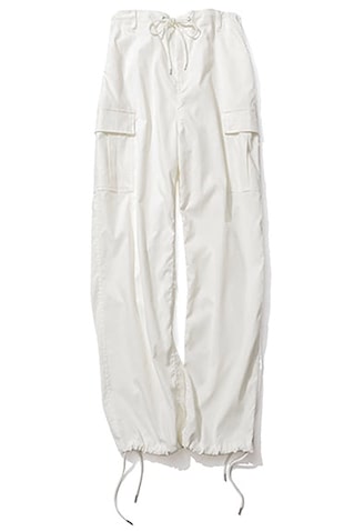「清潔感が高まる真っ白」: 白ミリタリーカーゴパンツ 16,500円／N.O.R.C　ワーク感が強いナイロンのカーゴパンツも、白を選べばキレイめにシフト。ウエストとすそはしぼれるタイプ。