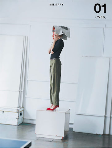 黒・ワークパンツと赤のパンプス。単純だけどシャレ感の効いた装いは赤と上下のシルエットの差がポイント。