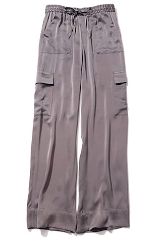 「しっとりとしたサテンの品格」: グレーサテンパンツ（シュシュつき） 41,800円／ソブ（フィルム）　ウエストゴムを気楽に見せない、高貴な風合い。まろやかなグレーも女らしさをけん引。