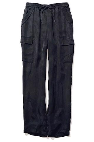 「黒がやさしく変わるサテンのとろみ」: 黒サテンパンツ 19,800円／ボッシュ　端正な装いともなじみがいい、細身＆先細のシルエット。しなやかな風合いによりカドがとれて、印象も穏やかに。