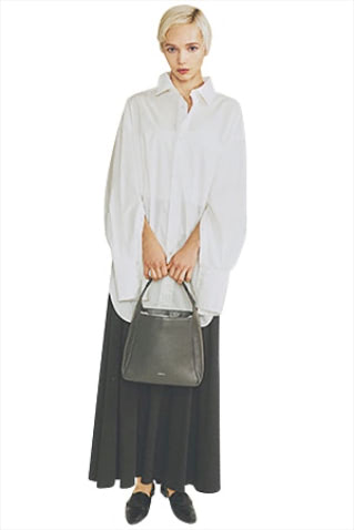 白ロングシャツ 18,700円／TODAYFUL（Life’s 代官山店）　黒ロングスカート 31,900円／ATON（ATON AOYAMA）　黒バッグ 31,900円／ORSETTO（オルサ）　黒シューズ 17,600円／エフ バイ ウェルフィット（ダイアナ 銀座本店）　そで口に配した5つのボタン。閉じて着るとスタンダード、すべて開けて手首をのぞかせるとケープコートのような形へと様変わり。深めのサイドスリットで、重たいボトムとも好相性。