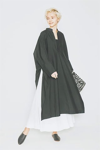黒ロングシャツ 39,600円／イレーヴ　白スエットスカート 23,100円／ミ ヴァコンス　バッグ 66,000円／ア ヴァケーション（アマン）　シューズ 16,500円／TOMORROWLAND　黒インナー／スタイリスト私物　微光沢とハリがあり、凜としたイメージで着られる黒のシャツ。深いサイドスリットから白をのぞかせて、重くなりがちな黒に緩急を。ウエストまで届く切れ込みだから、フレアスカートを重ねてももたつかない。