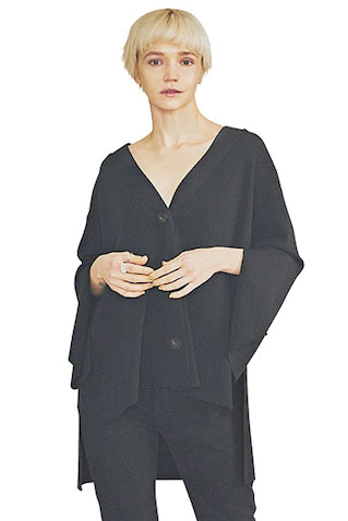 そでのひらつきでドレスライクに： 黒ニット 27,500円／LE PHIL（LE PHIL NEWoMan新宿店）　右手人さし指リング 26,400円、右手親指リング 28,600円／ともにガルニ（ガルニトウキョウ）　黒スキニーは着まわし。そで口に深いスリットをIN。