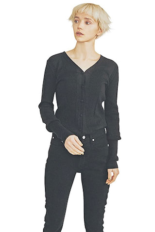 シルエットは強く、着心地はソフト： 黒トップス 22,000円／ミ ヴァコンス　黒スキニーは着まわし。少量の起毛感＆伸縮性の高さで、タイトな形でもストレスフリー。視線を流すネックラインにより、心地よさを優先しても美形を貫ける。