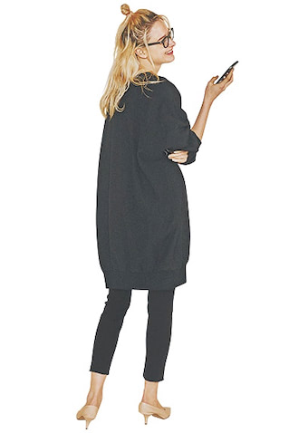 スキニーを仕込み、ワンピース風にアレンジ： 黒スエット 28,600円／ロンハーマン　黒スキニーパンツ 16,500円／N.O.R.C by the line（N.O.R.C）　眼鏡 33,000円／EYEVAN（アイヴァン 東京ギャラリー）　パンプス 35,200円／PIPPICHIC（ベイジュ）　ひざ丈のワンピース感覚で使えるスエットには、細身ボトムで凹凸をつくり、体のきゃしゃ見せをあと押し。