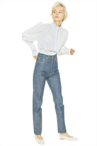 白ブラウス 31,900円／デザイナーズ リミックス（コロネット）　デニムパンツ 25,300円／FILL THE BILL（フィル ザ ビル マーカンタイル 青山）　イヤリング 21,230円／ben-amun（ZUTTOHOLIC）　シューズ 25,300円／FABIO RUSCONI（ファビオ ルスコーニ ジェイアール名古屋タカシマヤ店）　薄くてソフトな質感なら、フリルのスタンドネックもクラシックになりすぎない。異なる織りをMIXした、「よく見るとストライプ」な生地も新鮮。
