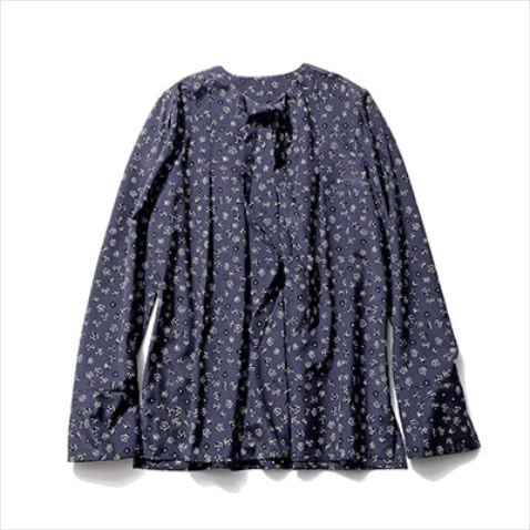 手描き風フラワーをネイビーで上品に： ブラウス 17,600円／Ballsey（TOMORROWLAND）　花柄を幼く見せないため、ボウタイブラウスを選ぶのも手。ネイビーの知的な色も相まって、ONにも向く仕上がりに。