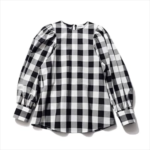 黒と白でレトロな大柄を沈静化： ボリュームスリーブブラウス 26,400円／WOOLRICH（ウールリッチ 青山店）　デコルテが隠れる首元とさらりとした生地のおかげで、存在感がありながら品のよさも漂う。
