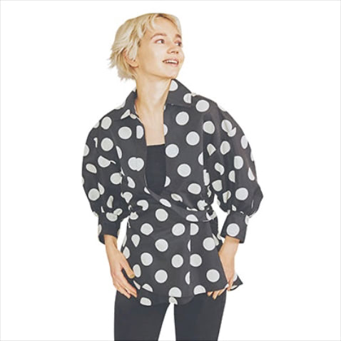 大粒の水玉は抜けのあるカシュクールで： シャツ 27,500円／styling/（styling/ 新宿ルミネ1店）　黒パンツ 16,500円／N.O.R.C by the line（N.O.R.C）　ふくらんだそでと深く開いた胸元が、大きな柄の圧迫感を抑制。