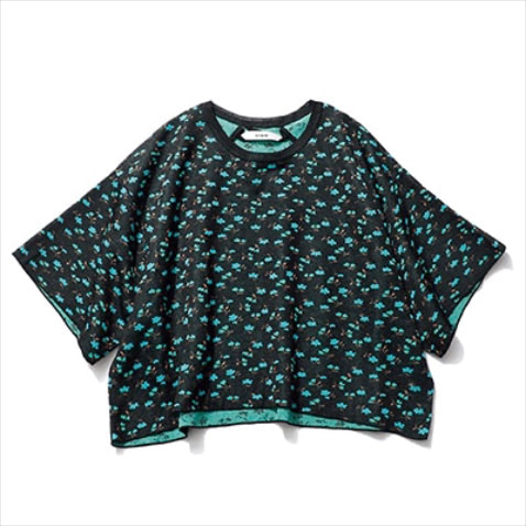 半そでニットで「つやめくフラワー」： 黒トップス 24,200円／Venit（ハルミ ショールーム）　黒と鮮やかなブルーは半そでで気楽に。背中部分には切り込みがあり、インナーづかいでアレンジも楽しめる。