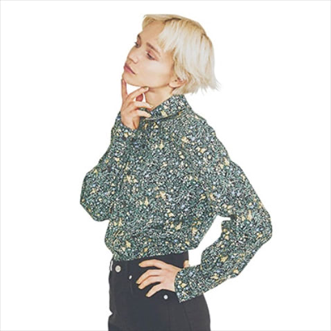 濃いグリーンでボタニカル柄をキレよく： 花柄シャツ 29,700円／デザイナーズ リミックス（コロネット）　黒スキニーパンツ 16,500円／N.O.R.C by the line（N.O.R.C）　グリーンのリーフ柄をメインに花柄がMIX。