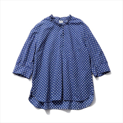 「浮かれたドット」は五分そででラフに： トップス 24,200円／BAUM UND PFERDGARTEN（S&T）　ドライな生地で爽快な配色をリラックス。＋えり元の小さなフリルも、半そでならガーリーに傾きすぎない。