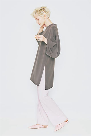 ブラウンロングトップス 27,500円／ENFOLD　ピンクパンツ 39,600円／ミラ・ショーン（コロネット）　ピンクシューズ 31,900円／PIPPICHIC（ベイジュ）　短丈だとキレイめ一辺倒なブラウスは、ロング丈を選んで気だるい印象も確保。特殊な縫いがほどこされているおかげで、スリーブに立体感が加わり、平坦に見えないのが魅力。落ち感のあるゆるめのパンツを合わせてもルーズに傾かない。＋サイドスリットで切れ味もUP。