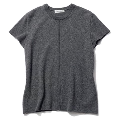 なめらかなカシミヤで「見心地よく」： Ｔシャツ 29,700円／COZ manufactured by WRAPINKNOT（ウメダニット）　 100％カシミヤの贅沢さと濃いグレーの発色でTシャツに高級感を。夏まで見越したコンパクトな形も魅力。