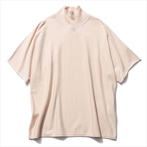 穏やかなベージュを目新しい形で： ニットトップス 22,000円／デザイナーズ リミックス（コロネット）　二の腕をカバーできるドルマンスリーブ。なだらかな肩のラインとソフトな色で、ニットTをエレガントに落とし込み。