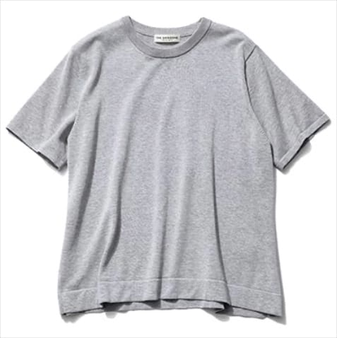 凹凸のない編み目でライトグレー： グレーニットＴシャツ 18,480円／THE SHINZONE（Shinzone ルミネ新宿店）　Tシャツの親しみやすさとメンズライクな雰囲気はそのまま、緻密に編まれた光沢のあるニット地が気品をプラス。