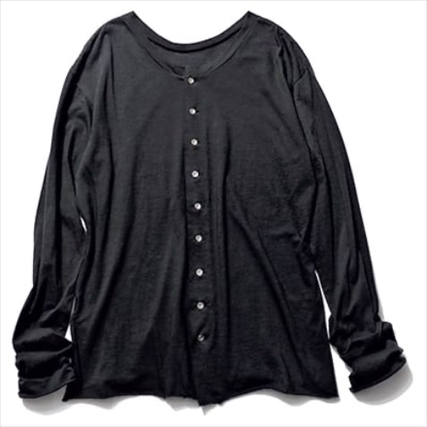 カーディガン手前のヘンリーネック： ロングスリーブTシャツ 12,100円／MEYAME（ソークロニクル）　肌感を調整できる、狭い間隔でほどこされたボタン。くたっとした質感にリラックス感がありながら、暗色で締まって見える。