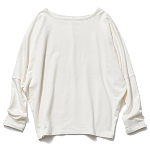 スエードに似た「透けにくい白」： 白プルオーバー 14,300円／RHC（RHC ロンハーマン）　起毛感のあるふんわりとした肌あたり。二の腕部分はゆったり、そで口に向かって細身になるスリーブは、腕をまくるとより立体的に。