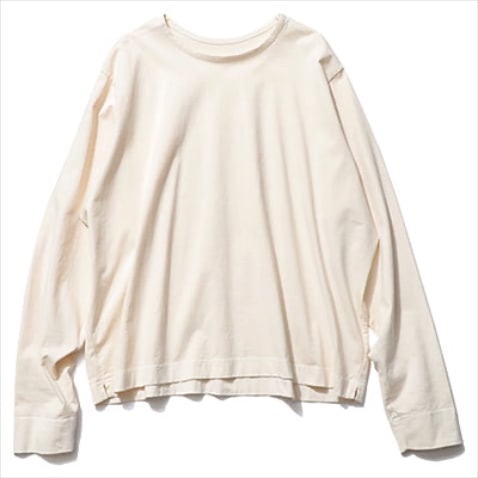 首元つめずに体が泳ぐサイジング： アイボリーロングスリーブＴシャツ 17,600円／ロンハーマン　やや黄みがかった色みとドロップショルダーの形によって、着るだけで「オシャレな体」に。首元の白いステッチもポイント。