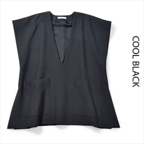 【季節をつなぐ重ねて着るノースリーブ】手持ち服がスマートな表情に。●黒プルオーバー 27,500円／アストラット（アストラット 新宿店）　深めのVネックと適度なハリ感が相まって、プラスするだけで装いにきちんと感をもたらせる。ミニマルなデザインなので、キャミソールやタンクトップ、白ロンTからシャツ、ワンピまで何にでも合う。