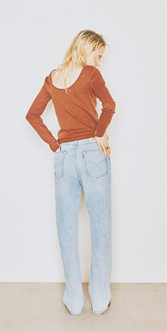 視線を引き上げる「バックオープン」：ブラウントップス 8,800円／BLACK BY MOUSSY（バロックジャパンリミテッド）　デニムパンツ 25,300円／リーバイス® ビンテージ クロージング（リーバイ・ストラウス ジャパン）　リング 16,940円／SOKO（ZUTTOHOLIC）　ミュール 2,420円／KOBE LETTUCE　●しっとりとした素材＆濃色のおかげで、大胆に肌を見せても品を保てる。気張った感は出したくないから、薄色デニムとフラットシューズでほかはリラックス。