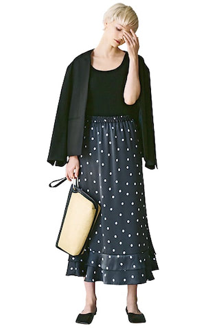 ドレスライクなスカートは黒のジャケットで華やぎをセーブ： 黒ドットプリントスカート 14,300円／スローブ イエナ（スローブ イエナ 自由が丘店）　黒ジャケット 22,000円／BLACK BY MOUSSY（バロックジャパンリミテッド）　黒リブタンクトップ 11,000円／カオス（カオス表参道）　クラッチバッグ 31,900円／ORSETTO（オルサ）　黒スクエアトゥパンプス 33,000円／PIPPICHIC（ベイジュ）