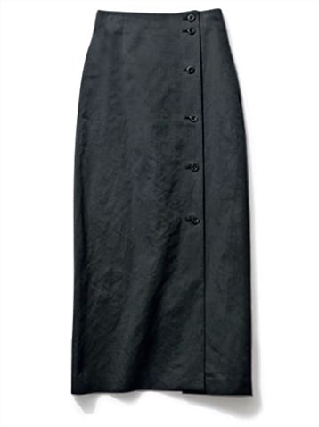 長い黒の単調さを防ぐセンタークロスデザイン： 黒スカート 26,400円／イウエン マトフ（ユナイテッドアローズ 渋谷スクランブルスクエア店）　縦に配置したフロントのボタンがさりげないアクセントに。