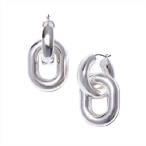 シルバー２連ピアス 2,750円／COS（COS 銀座店）