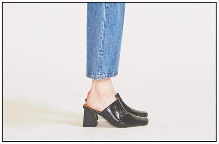 タフなデニムに負けない角のあるトゥとヒール： ブルーデニムパンツは着まわし。パンプス 13,750円／SLY（バロックジャパンリミテッド）　甲からつま先にかけたソリッドなフォルムで、デニムをカジュアル以上へ。