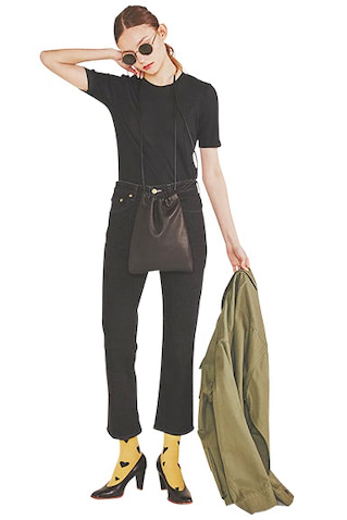 手に持ったカーキジャケット 30,800円／アンド アールシー（カレンソロジー 新宿）　黒Tシャツ 16,500円／rag & bone（rag & bone 表参道店）　黒デニムパンツ 38,500円／Tu es mon Tresor（エドストローム オフィス）　サングラス 60,390円／オリバーピープルズ（ルックスオティカジャパン カスタマーサービス）　バッグ 19,800円／BEIGE,（オンワード樫山）　ソックス、シューズは下の写真・上と同様。