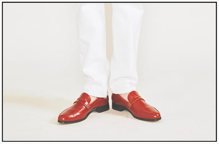 ①CASUAL & EASY  【ラクして味わいを足せるオーセンティックな1足を】  白デニムパンツは着まわし。ローファー 16,390円／A de Vivre　重厚なレザーと白デニムの対比で、足元の存在感を強調。とことんメンズな1足を選ぶことが、さまになる近道。