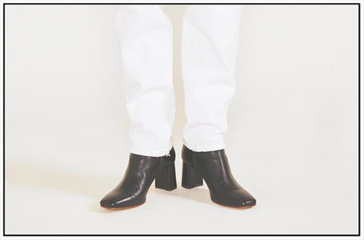 ③MODE & SPICY  【白で軽く・黒で重く。単純明快なモノトーン】  白デニムパンツは着まわし。黒ショートブーツ 25,850円／ダイアナ（ダイアナ 銀座本店）　クリアな白の抜け感を味方につければ、冬から引きついだブーツさえ楽しめる。