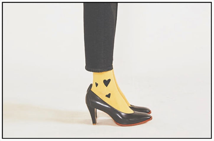 ①CASUAL & EASY  【黒とリンクさせればハート柄も甘さひかえめ】  黒デニムパンツは着まわし。イエロー×黒ハートソックス 2,750円／テイラード ユニオン（RHC ロンハーマン）　パンプス 52,800円／KATIM　ALL黒の日に試したい遊び。