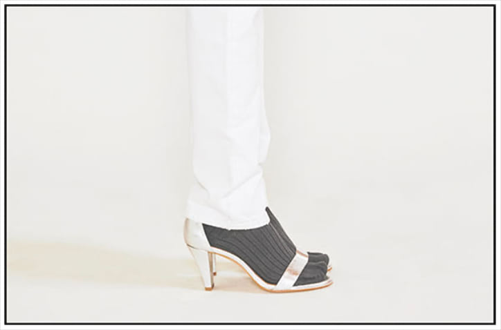 ②DRESSY  【攻めたシルバーも＋ソックスでリアルに着地】  白デニムパンツは着まわし。グレーソックス 4,620円／ラウンジレイ（レイ）　シルバーサンダル 40,700円／KATIM　白とシルバーの涼しさに無骨なカーキで新鮮さを加味。