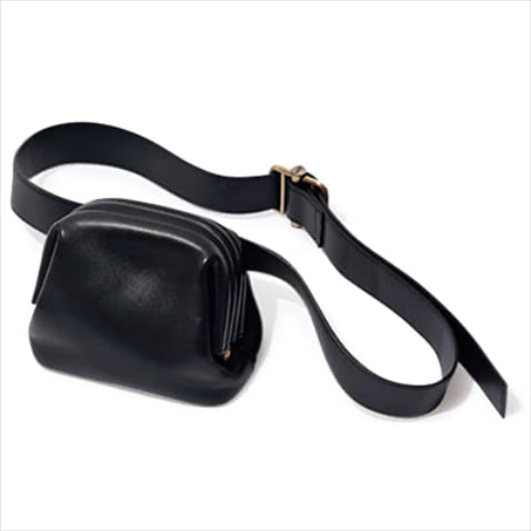【黒レザーのがま口タイプのウエストバッグ】　●バッグ 38,500円／OSOI（UTS PR）SIZE:13×17×8.5cm　■マットな質感が品格を宿す辛口デザイン。ミニサイズながら内側にはポケットが配され実用的。