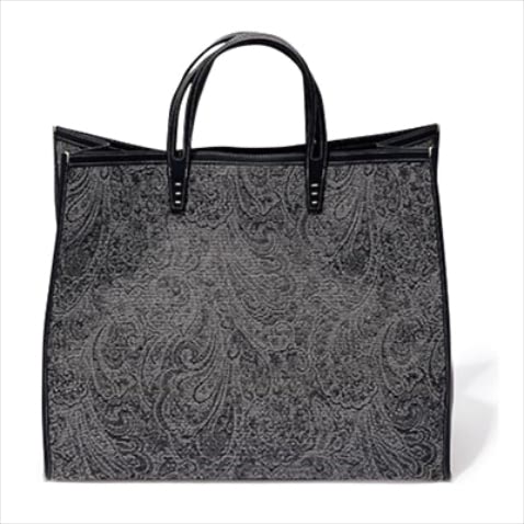 【人気作の新色】 トートバッグ 68,200円（SIZE:39×46×19cm）／A VACATION（アマン）　■色数をしぼったグレーベースのペイズリーならオフィスでも浮かず、シックに持てる。