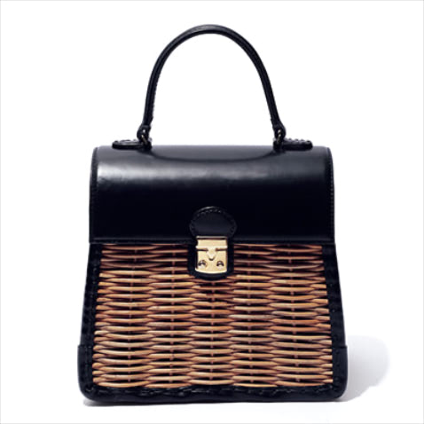 【かごバッグのロングセラー名作】　●バックルつきスクエアかごバッグ（22.5×22.5×13） 121,000円／eb.a.gos　■ハリと光沢のある黒レザーをドッキングしたラタンバッグ。レザー多めのクラシカルな形だから、まじめな服装にもなじみやすいうえ、適度な軽さを出せる。