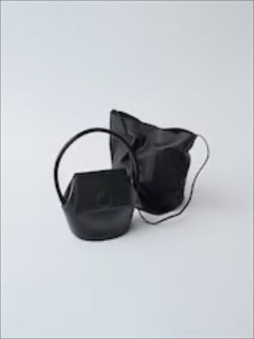 【シンプルだけどちょっと他とは違う】ひとクセデザインのバッグをお探しなら「モダンウィービング」がおすすめ。〈右から〉バッグ（32×37×18） 42,900円、バッグ（21×25×15.5） 60,500円／ともにMODERN WEAVING（ショールーム セッション）