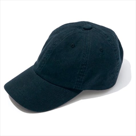 「ロゴをなくしてミニマル化」： キャップ 4,950円／MOUSSY（バロックジャパンリミテッド）　黒ワンピなど、フェミニンなモノトーンのハズしに適役。