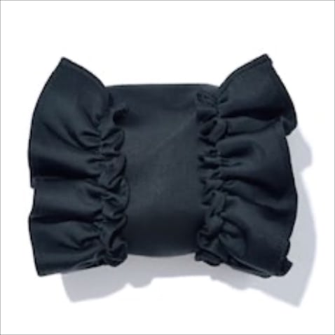【小さくてもきわ立つ光沢感】黒ハンドバッグ 12,100円／JW PEI（LE PHIL NEWoMan 新宿店）　ギャザーで甘さをプラス。