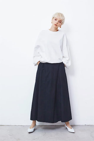スカートのようなパンツだから どっちも得られる「上品な強さ」： 白ビッグスエット 5,500円／STYLEMIXER（バロックジャパンリミテッド）　ピアス 3,850円／CREDONA　白ストラップパンプス（参考商品）／BRENTA（LE PHIL　NEWoMan 新宿店）　パンツゆえの足さばきのよさも特徴。鋭い白パンプスでゆるみをカット。