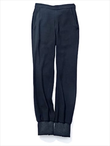 スキニー未満で「ジョグパンツ」： 黒ジョガーパンツ 28,600円／Sov.（フィルム）　着脱しやすいサイドジップ、すそがへたれない厚めのリブなど細部まで行き届いた設計。ややシャリ感のある素材は、微光沢によってラフに見えないうえ、夏でも快適にすごせる。