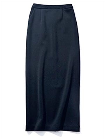 素材はふっくら「Iラインスカート」： 黒ジャージースカート 31,900円／イロット（ユナイテッドアローズ 渋谷スクランブルスクエア店）　ボンディングのような厚みのある素材だから、黒のIラインでも強くなりすぎない。バックにはスリット入りで、後ろ姿も美しく。