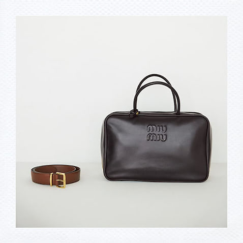 黒レザーボストンバッグ（23×34×2） 291,500円、ブラウンレザーベルト 63,800円／ともにミュウミュウ（ミュウミュウ クライアントサービス）※すべて予定価格　カーフレザーならではのなめらかな質感。王道なデニムルックを支えることはもちろん、ONにも活躍する予感。