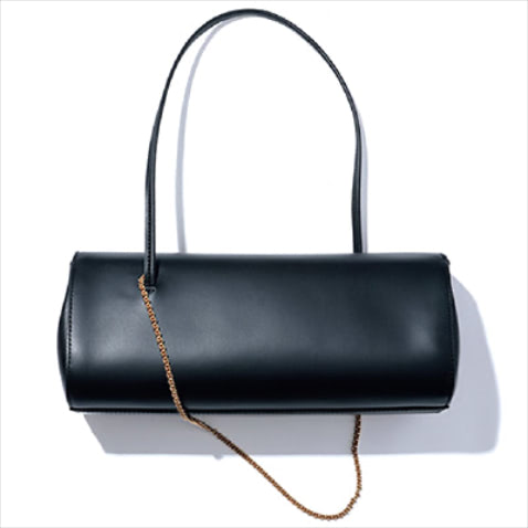 黒ハンドバッグ 49,500円／LITTLE LIFFNER（マルティニーク ルコント ルミネ有楽町）　細身のシルエットとゆれるゴールドチェーンのおかげで、黒のレザーなのに重たく見えないところが新鮮。凜とした女性像をイメージし、パンプスや赤リップで強めに仕上げたい。