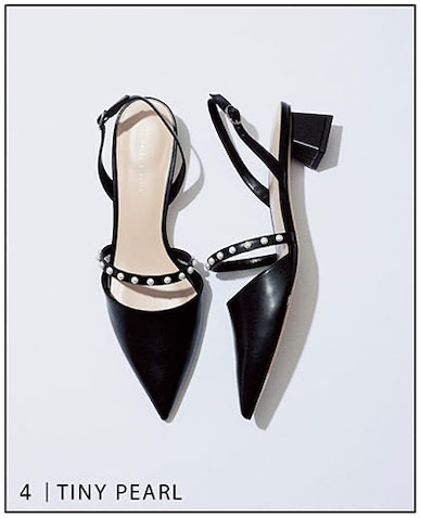 黒パンプス（3.5） 6,500円／CHARLES & KEITH（CHARLES & KEITH JAPAN）　四角く低いヒールで疲れず履ける、先細＆黒の引き締まったデザイン。小粒のパールでシャープな黒に上品な甘さをひとさじ。