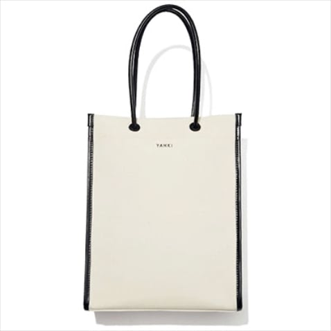 「ゆるみを止めるレザートリム」： スクエアトートバッグ 14,300円／YAHKI（ヤーキ オンラインストア）　コットンをナチュラルに見せないスクエアフォルムと部分的なレザー。