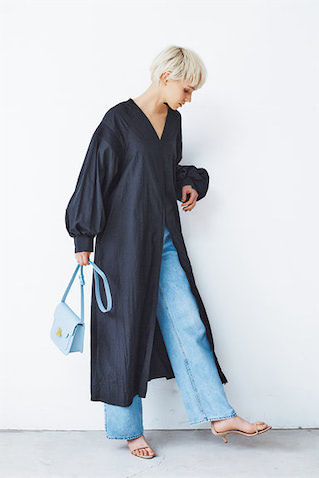 STYLE-2  【Vラインからのぞくデニムでドレスダウン】 黒ワンピースは着まわし。●デニム 17,600円／MACPHEE（TOMORROWLAND）　バッグ 12,100円／ジェイダブリューペイ（ユナイテッドアローズ エルティーディ オンラインストアー）　ベージュサンダル 49,500円／ネブローニ（ユナイテッドアローズ 六本木ヒルズ店）