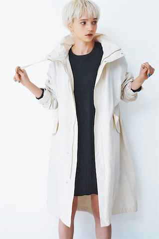 STYLE-1  【ロングコートで隠せばミニ丈もたやすい】 黒スエットは着まわし。●白コート 32,000円／N.O.R.C by the line（N.O.R.C）　アウトドアのムードを感じさせるロングコートで、ミニワンピにありがちな幼さを払拭。シックなモノトーンでまとめたのも大人っぽさへのカギに。足元はブーツで強めに、あるいはスニーカーなどカジュアルにくずして。